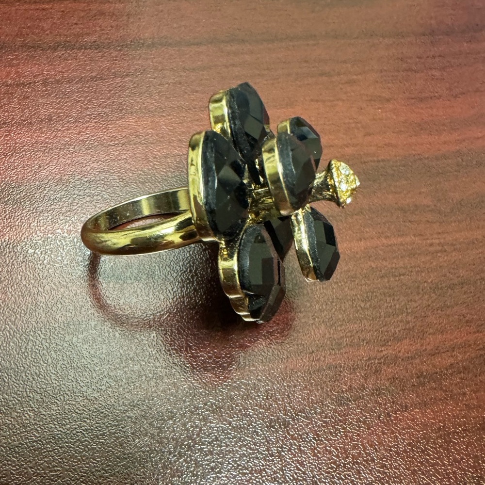 NWOT Women’s Beautiful Black And Gold Flower Heart Ring Size 5